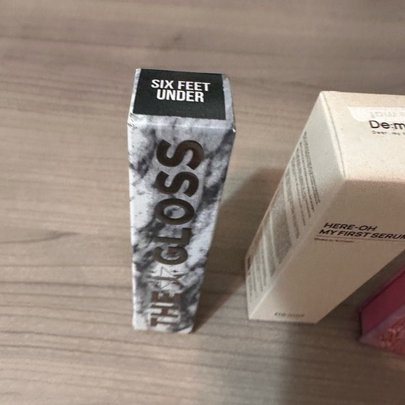 Lip Gloss - Black and Gray - Picture 1 of 1